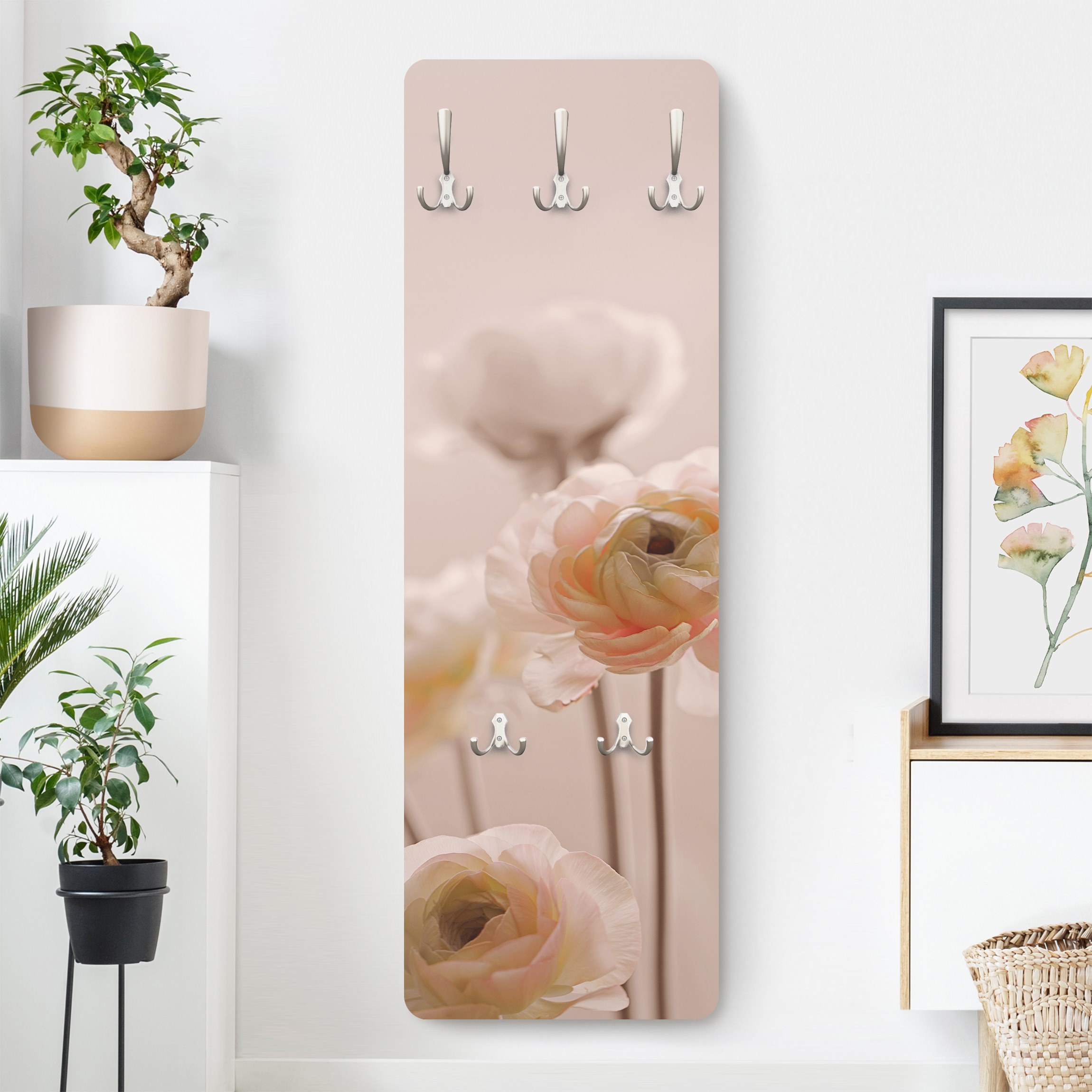 Wandgarderobe Holzpaneel Zarter Strauch an Rosa Blüten
