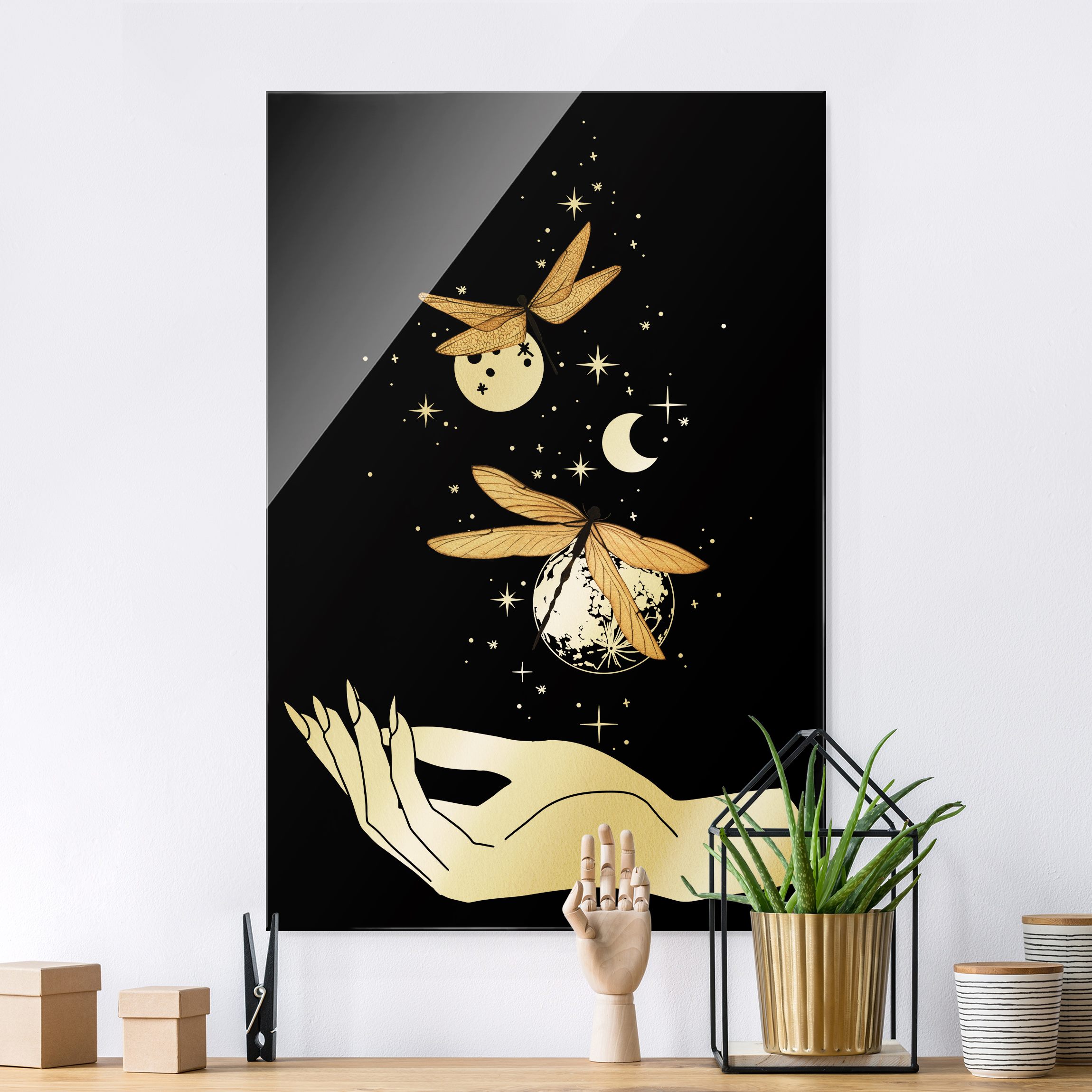 Glasbild Zaubernde Hand - Libellen und Planeten