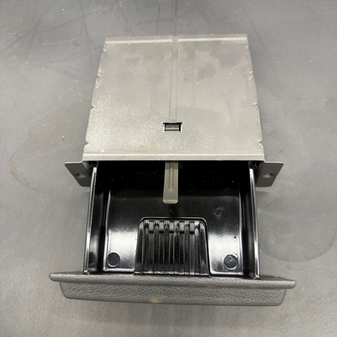 Aschenbecher Mercedes T1 | A6018100230 | NOS Ersatzteil