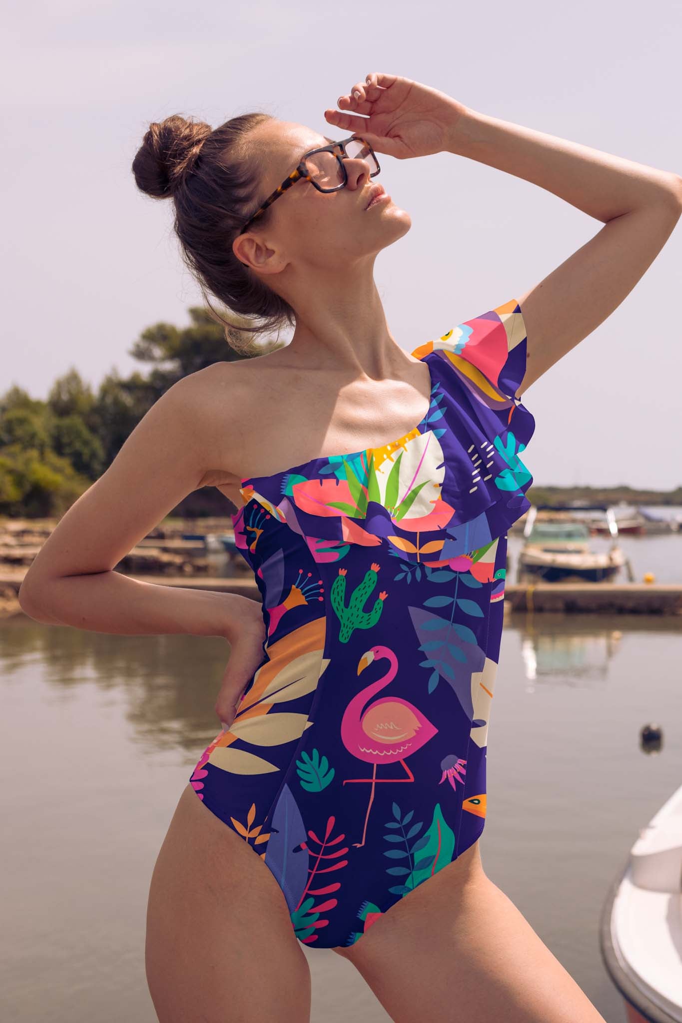 Averie Damen vegan Badeanzug Ruffled One-Piece Rayne Tropical Wildlife On Deep Purple