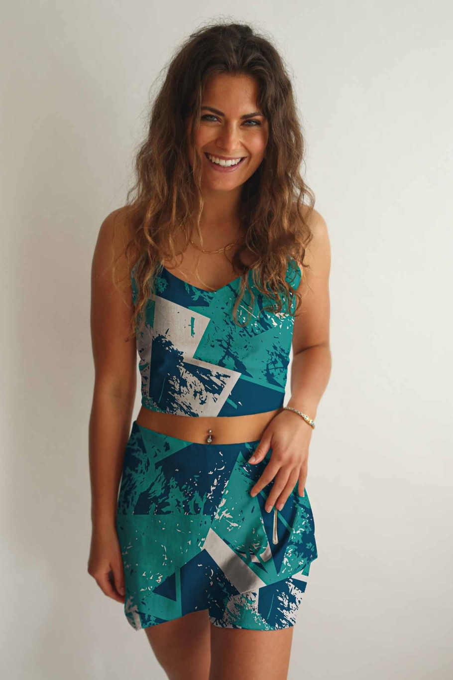 Averie Damen vegan Crop Top Und Shorts Set Antea Aqua Und Blauer Pinsel Druck