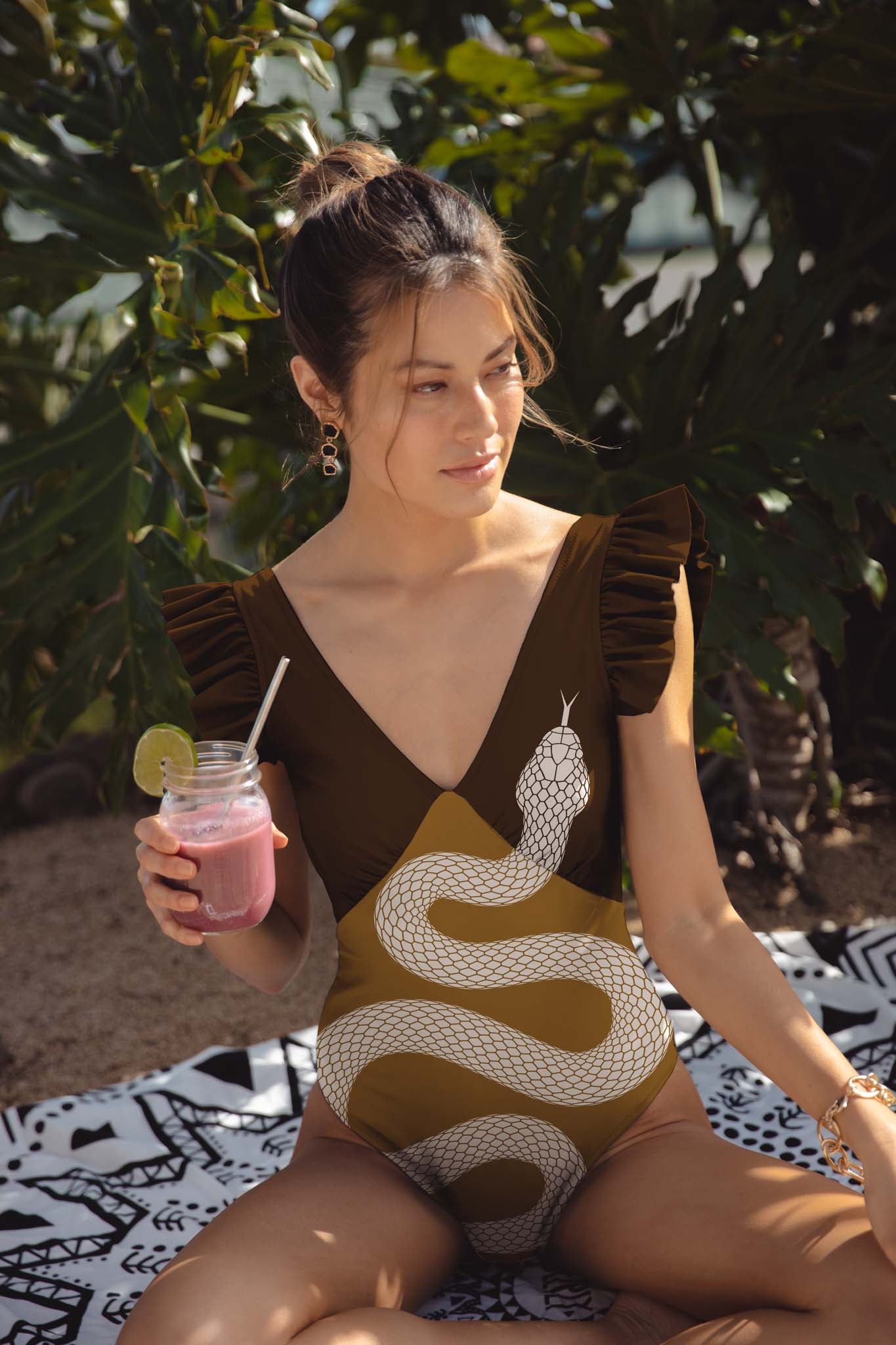 Averie Damen vegan Badeanzug Plunge One-Piece Corina Snake Print On Olive Green