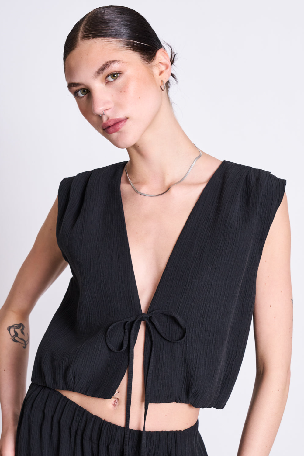 JAN 'N JUNE Damen vegan Top Crinkle Krawatte Stroget Schwarz