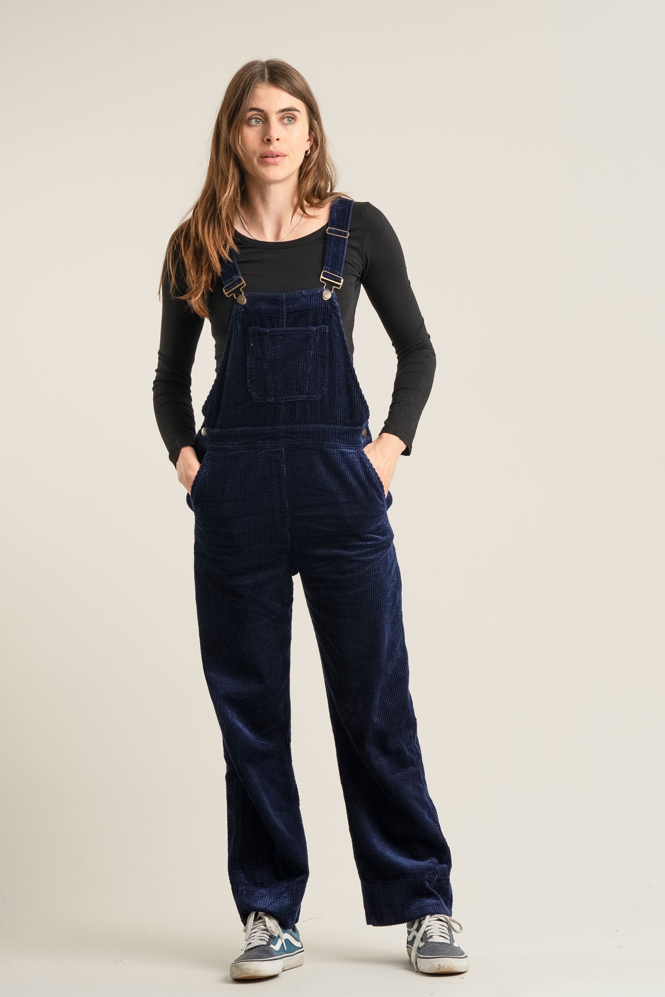 KOMODO Damen vegan Latzhose Leni Cord Marine