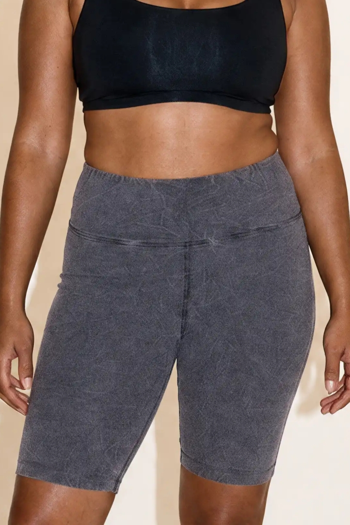 nice to meet me Damen vegan Biker-Shorts Essential Tie-Dye Grau
