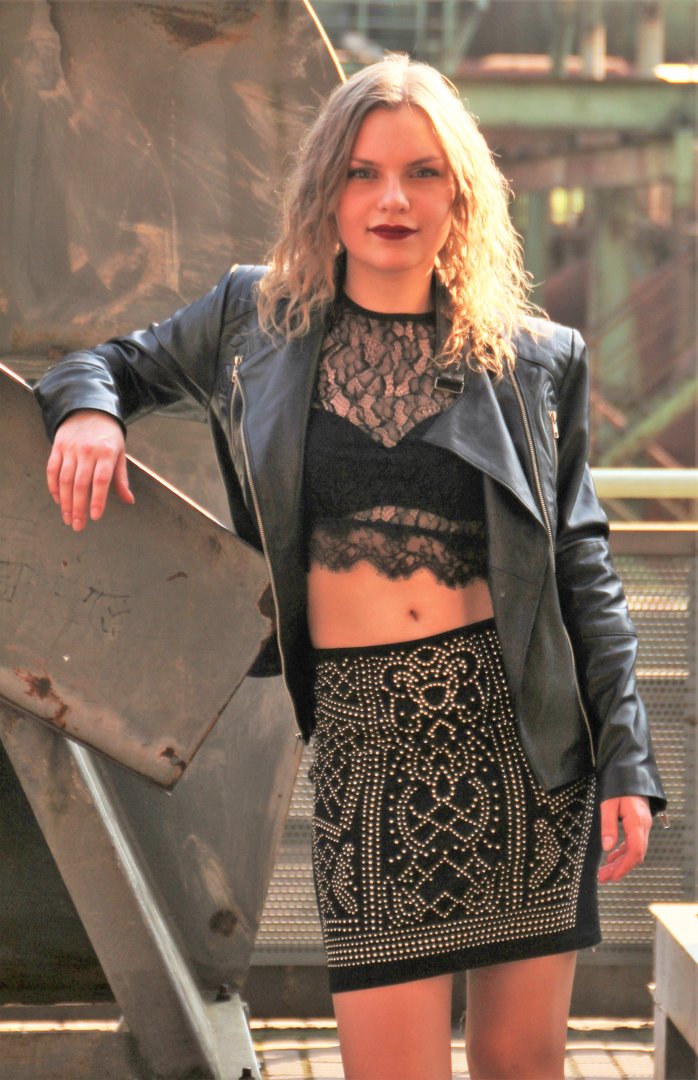 Rock mit goldenen Nieten