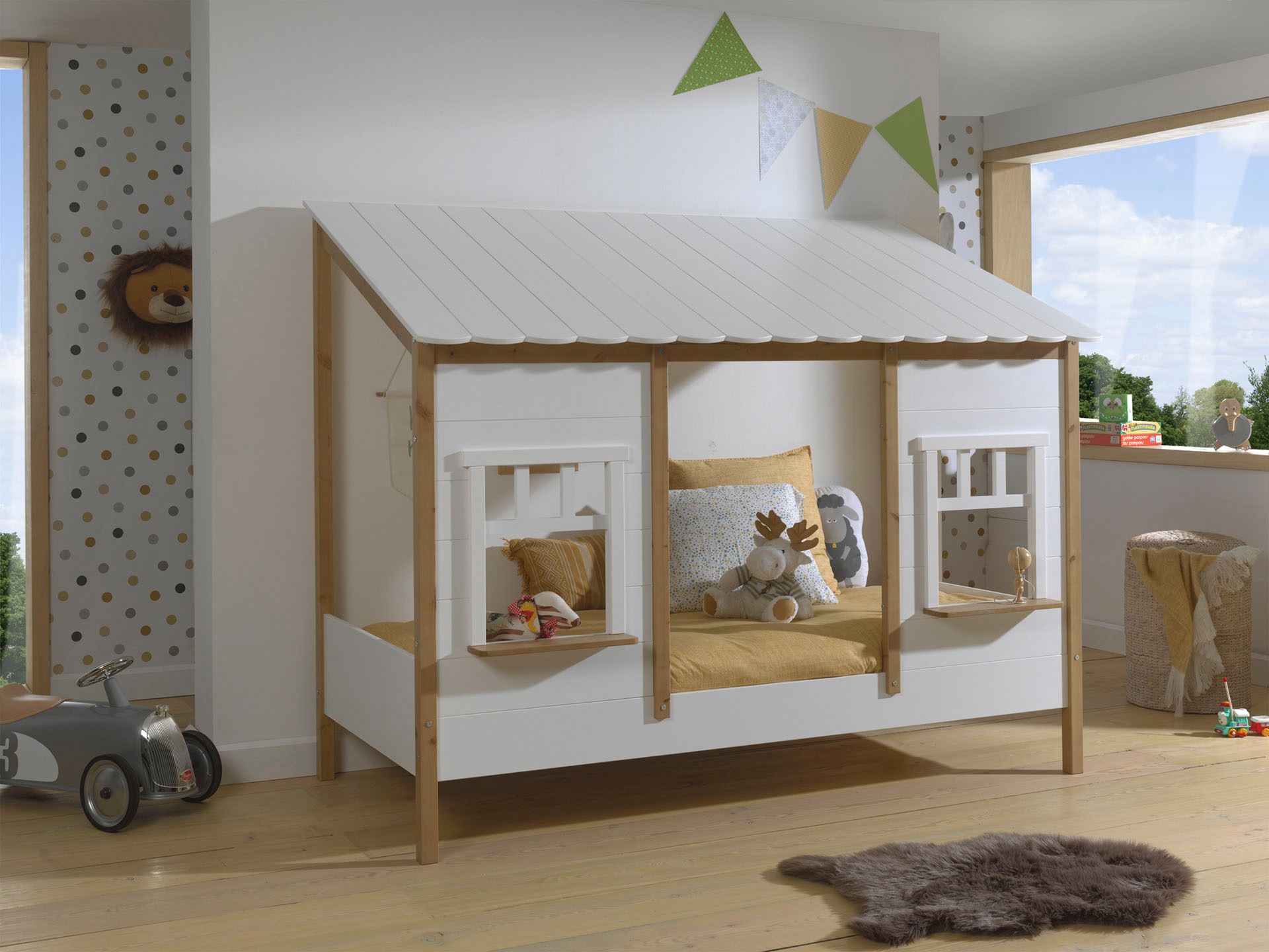 Vipack Kinderbett 'Hausbett, aus MDF und Massivholz weiß lackiert mit farblichen Absatz' B/H/T ca. 214,5x174x107,5cm, vorne 2 Fenster, mit Liebe zum Detail, inkl. Rolllattenrost, wahlweise mit oder ohne Bettschublade auf Rollen