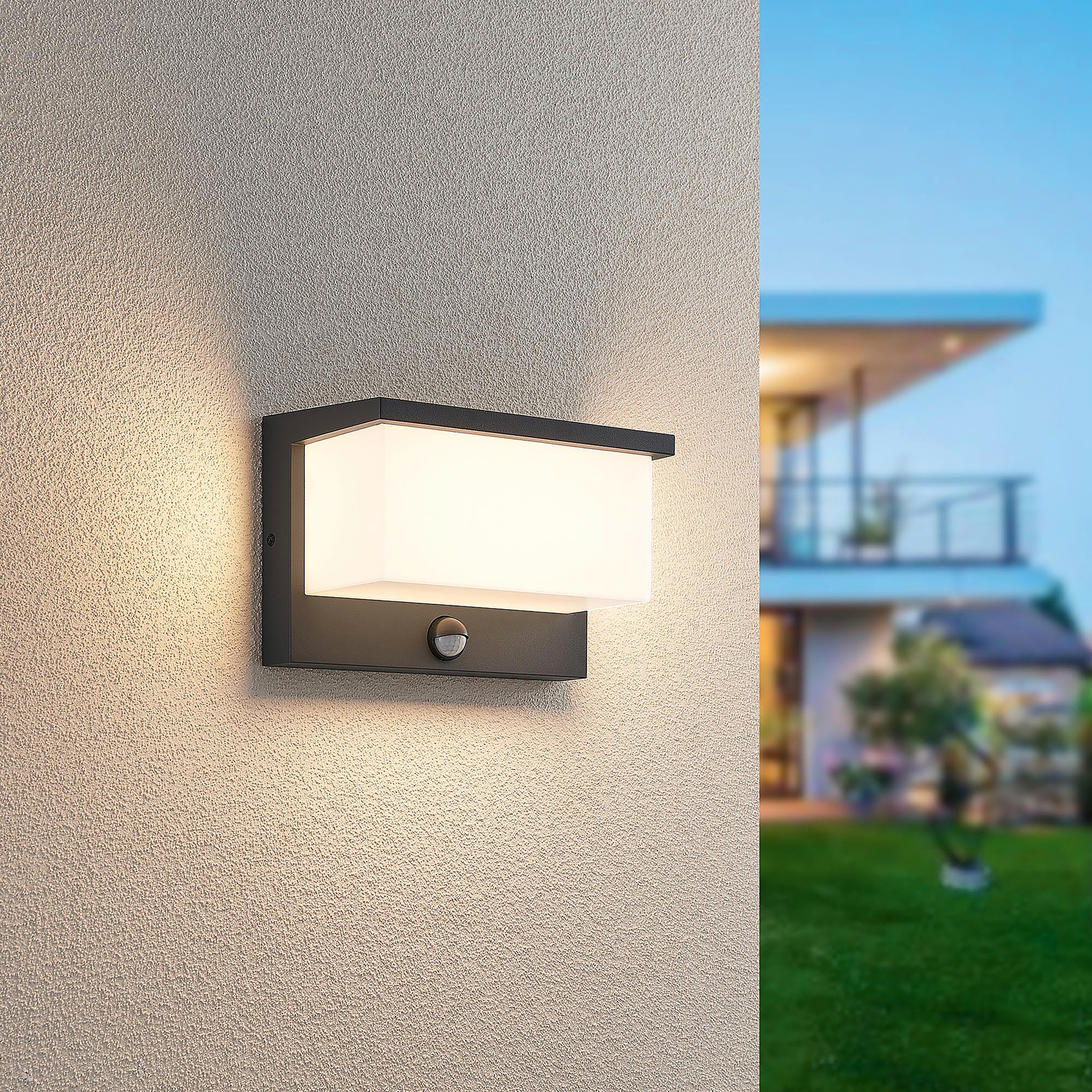 TRIO Leuchten LED Außen-Wandleuchte 'NESTOS, Outdoor Wandlampe Hauswand IP54, LED 13W 1300 Lumen 3000 K' LED-Board 1 Stk. Warmweiß LED Wandlampe anthrazit, Garten Terrasse Hauswand, mit Bewegungsmelder
