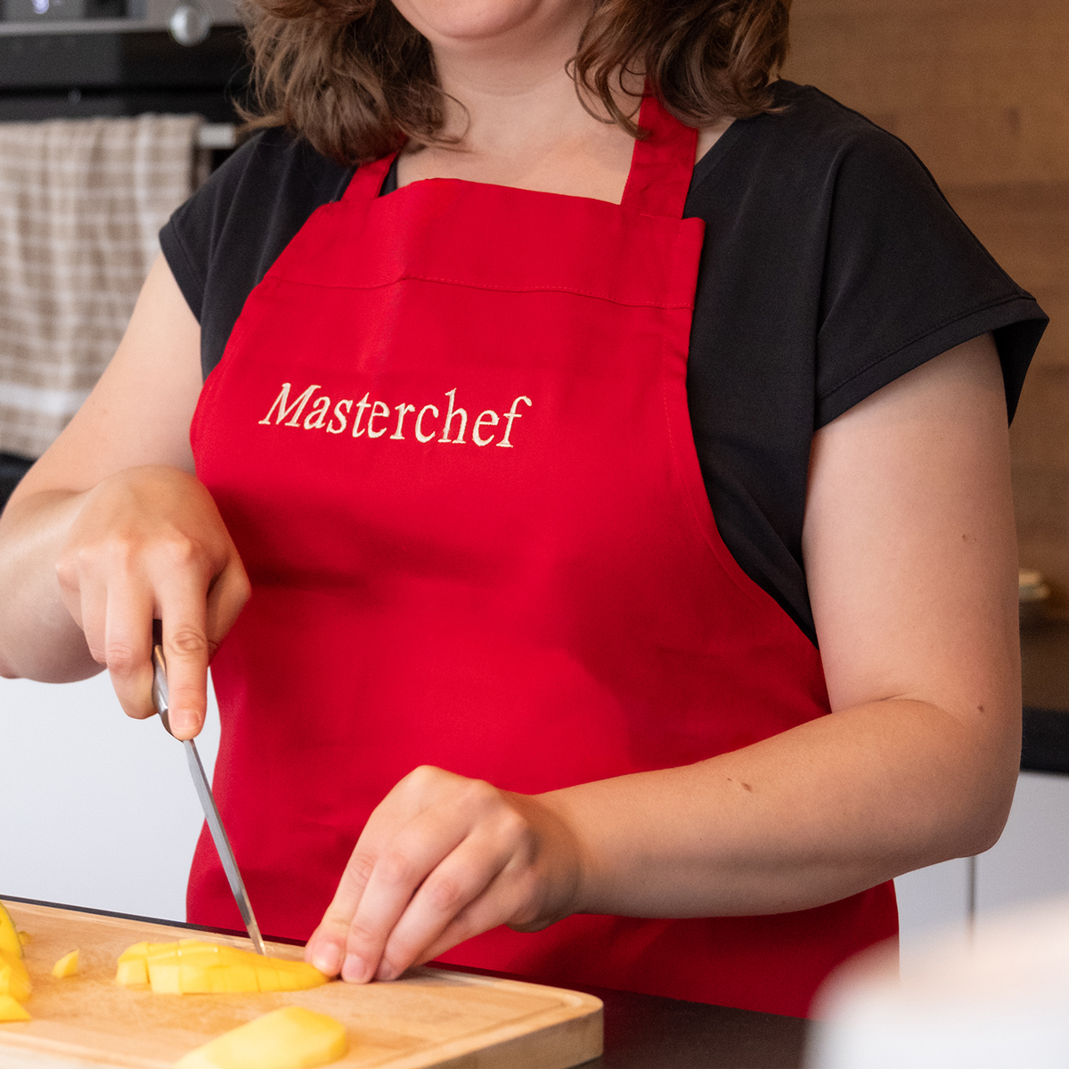 Personalisierte Kochschürze besticken lassen | Farbe Rot | Schürze mit Wunschtext selbst gestalten