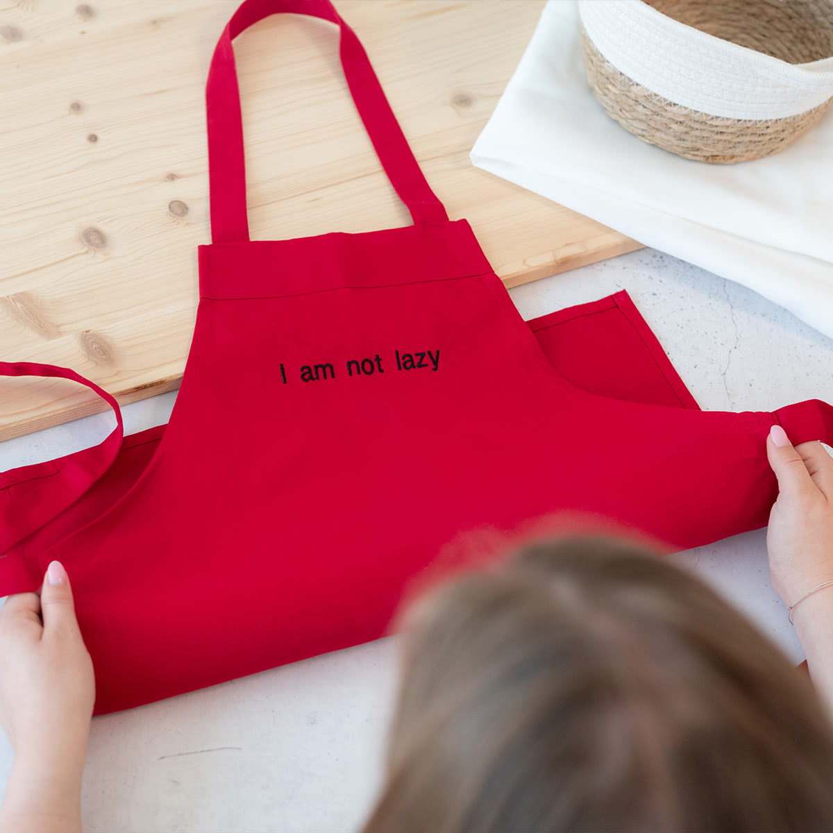 Personalisierte Kochschürze besticken lassen | Farbe Rot | Kochschürze für Kinder mit Wunschtext selbst gestalten