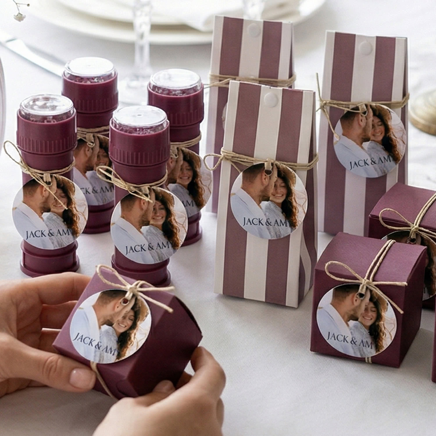Geschenkset Burgunderrot mit runden Etiketten – 18 Stück