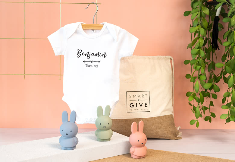 Geschenkset zur Geburt (Baby-Body & Miffy Spardose Grün, One-size 0-3 Monate)