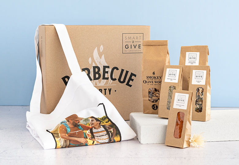 BBQ Geschenkset (rote Grillschürze personalisiert)