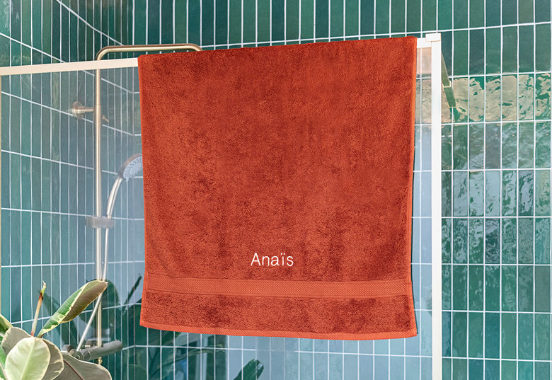 Badetuch bestickt mit Namen (Weiss, 70x140 cm)