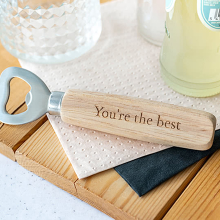 Flaschenöffner personalisiert mit Gravur auf Holzgriff