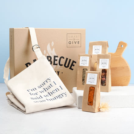BBQ Geschenkset (Beige Grillschürze personalisiert - fair trade Baumwolle)