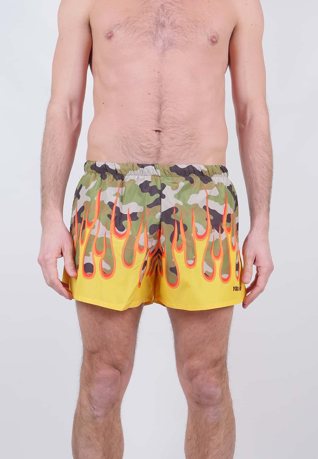 Camouflage Kostum auf Feuer