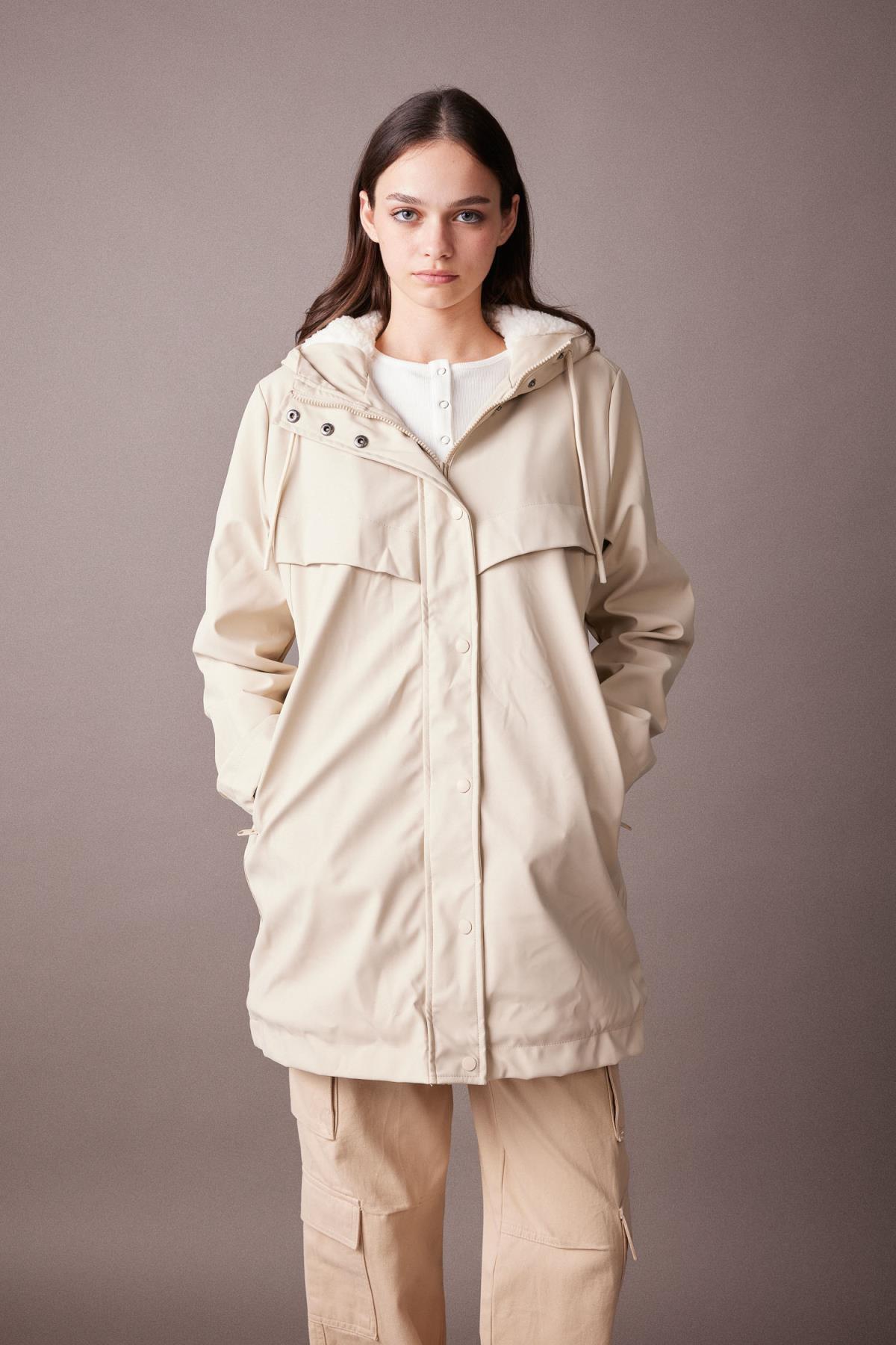 DeFacto Wasserdichter Regenmantel Aus Kunstpelz Mit Kapuze – Gefüttert, Normale Passform A0982ax23wn für Damen - S