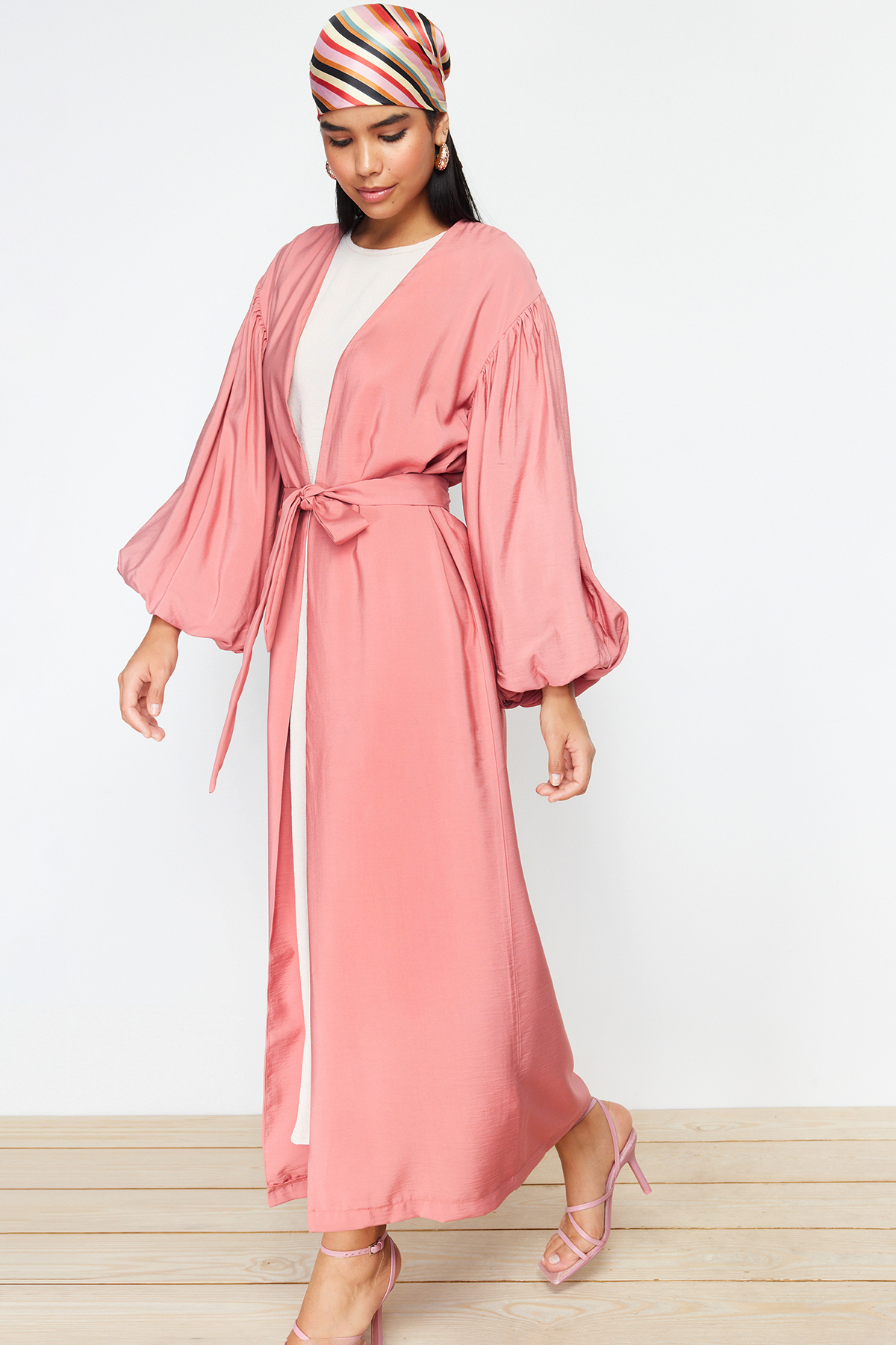 Trendyol Modest Getrocknete Lange Gewebte Mütze Mit Rosengürtel Und Ferace & Abaya für Damen - 36
