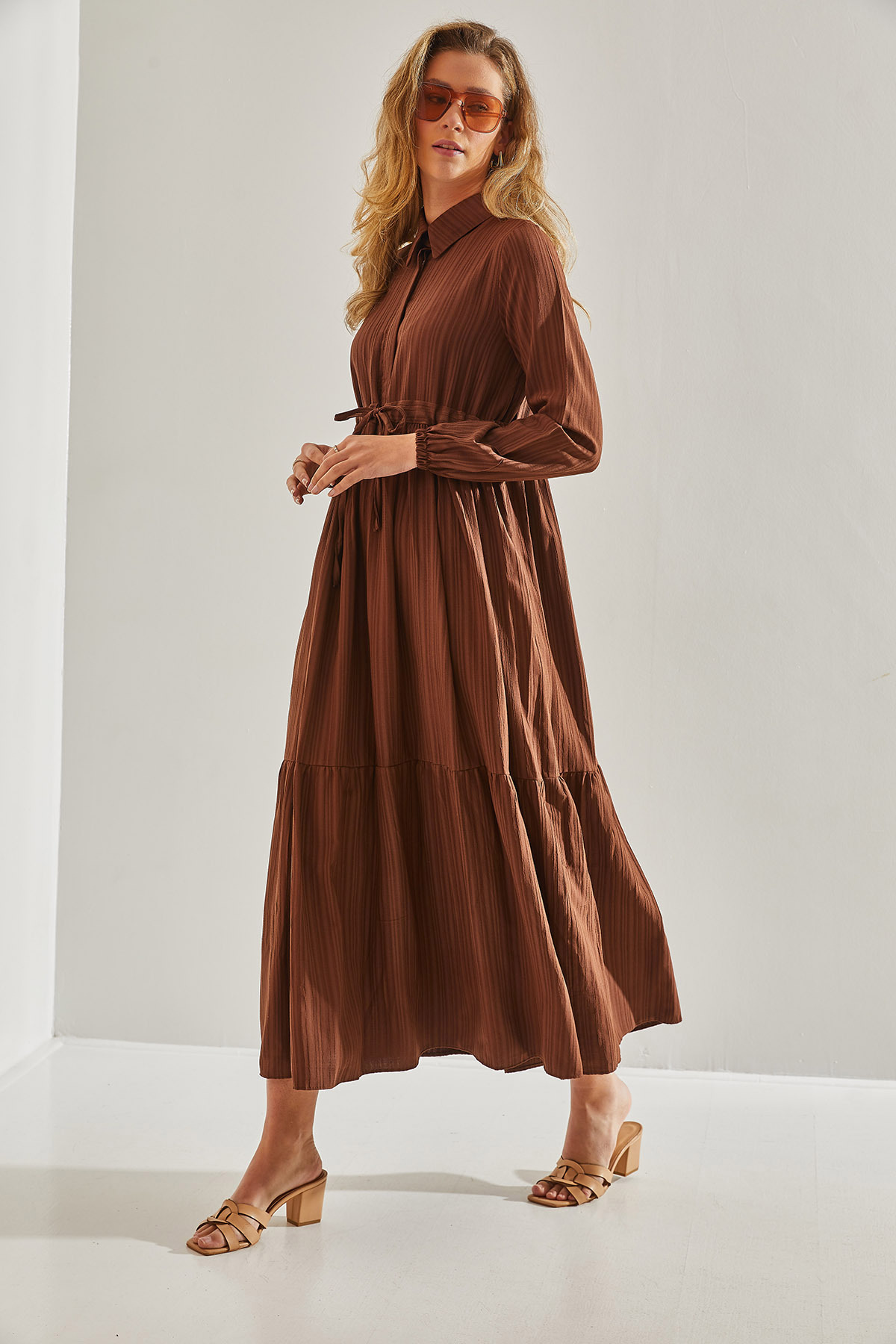 Bianco Lucci Modest Langes Ausgestelltes Hijab-kleid – Geraffte Taille, Markkragen für Damen - 40