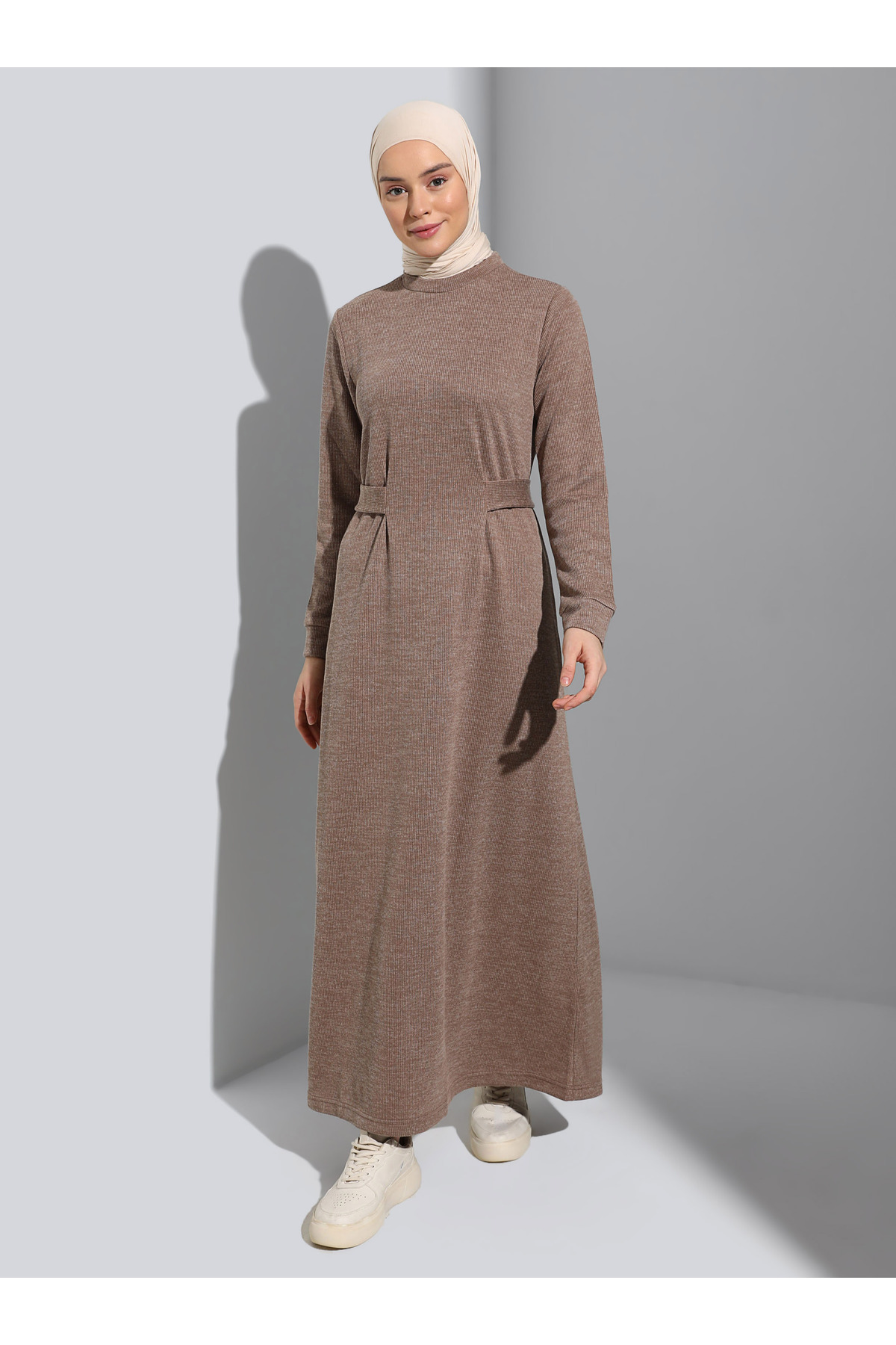 Benin Hijab-kleid Mit Taillenschnürung – Dunkles Nerz – Benin für Damen - L