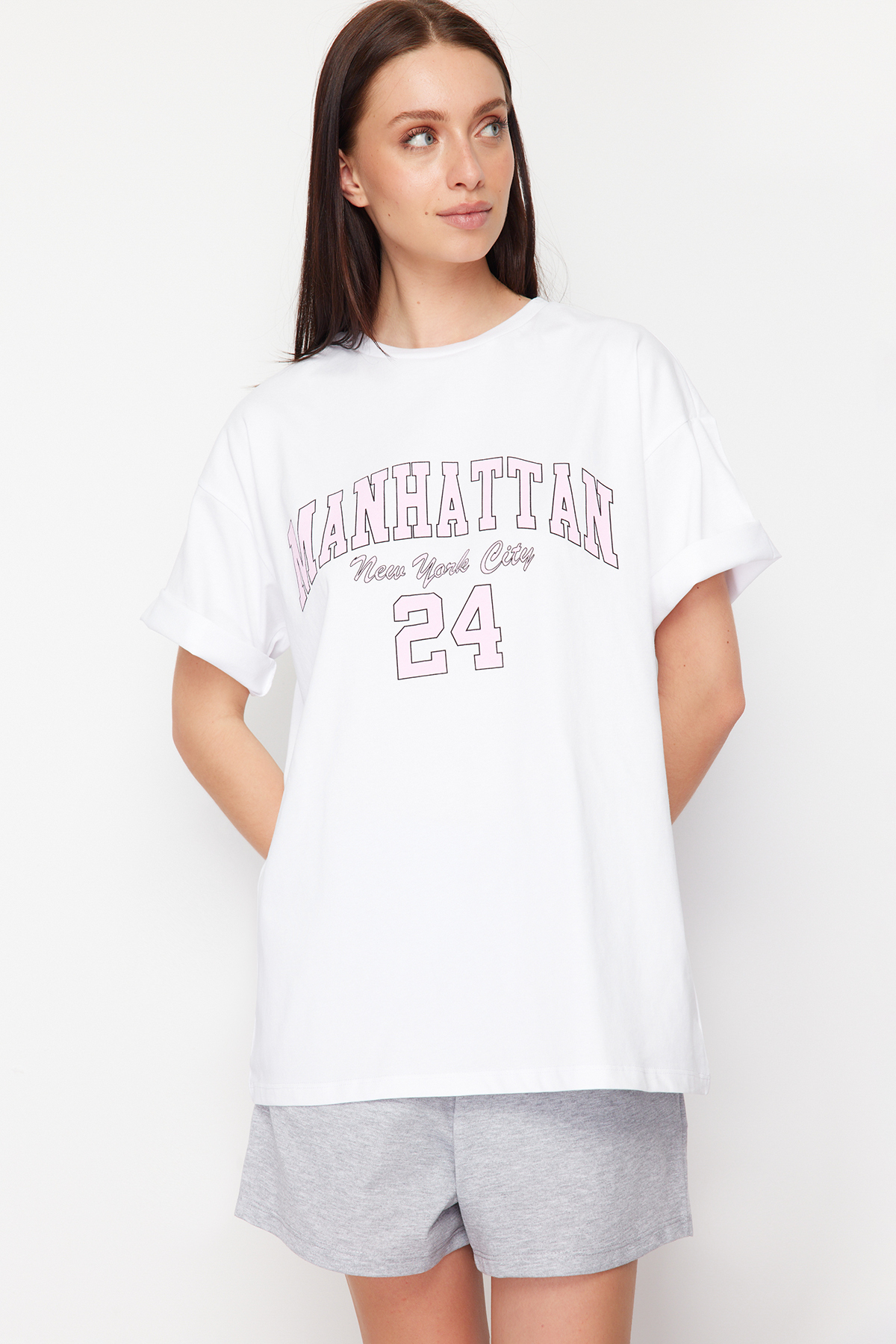 Trendyol Collection Weißes Set Aus Übergroßen, Weit Geschnittenen Strickshorts Und T-shirt Mit Slogan-aufdruck für Damen - XS