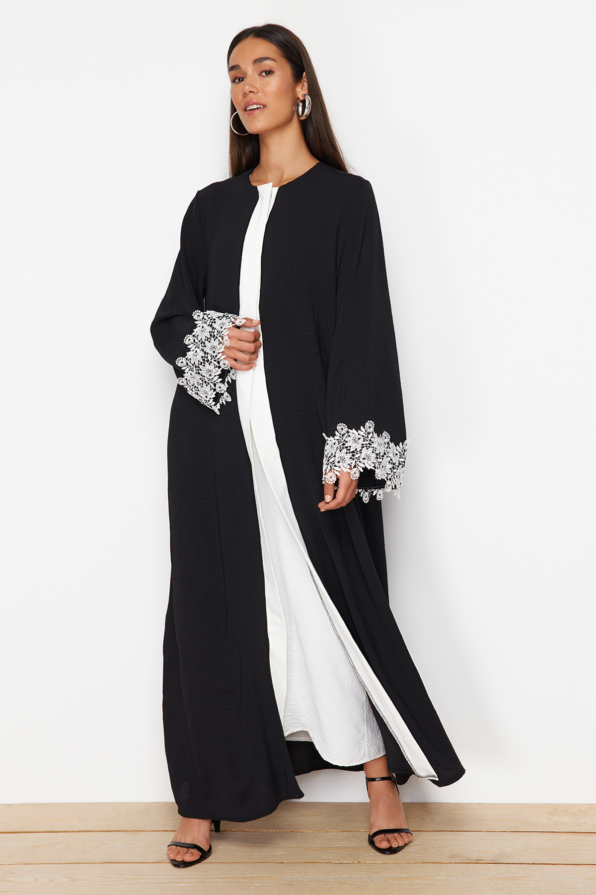 Trendyol Modest Schwarze Gewebte Kappe Mit Spitzendetail Am Ärmel & Ferace & Abaya für Damen - 36-38