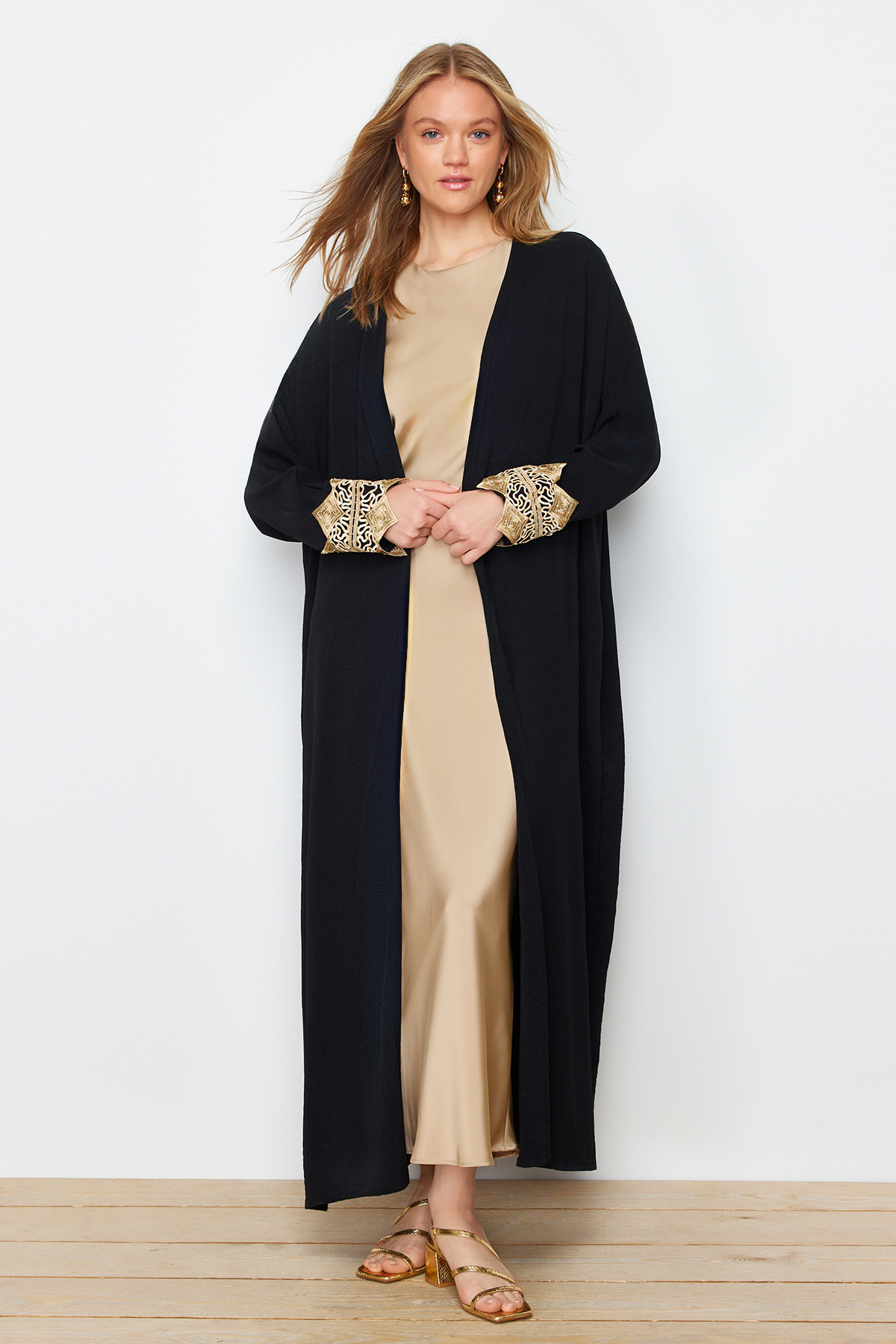 Trendyol Modest Schwarze Bestickte Manschette Aus Gewebtem Aerobi, Kap & Ferace & Abaya für Damen - 36-38