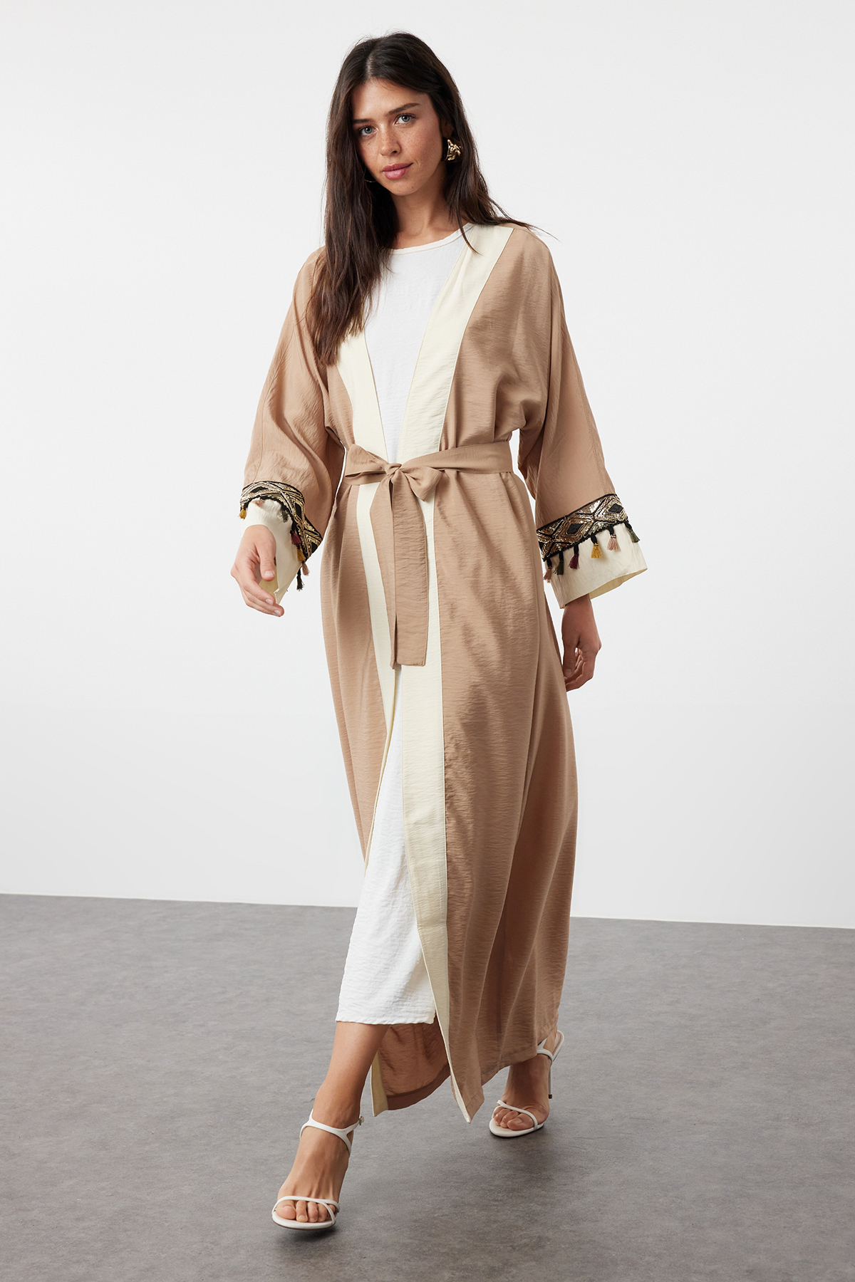 Trendyol Modest Beige Gewebte Kappe Ferace & Abaya Mit Accessoire-detail für Damen - 38