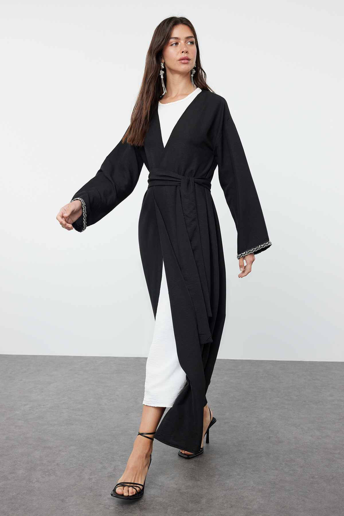 Trendyol Modest Gewebte Kappe Mit Schwarzen Steinstreifen Ferace/abaya für Damen - 40