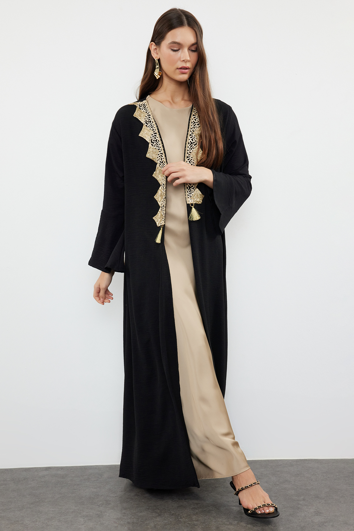 Trendyol Modest Schwarzgoldene Stickerei, Detaillierte Gewebte Kappe & Ferace & Abaya & Kimono für Damen - 44