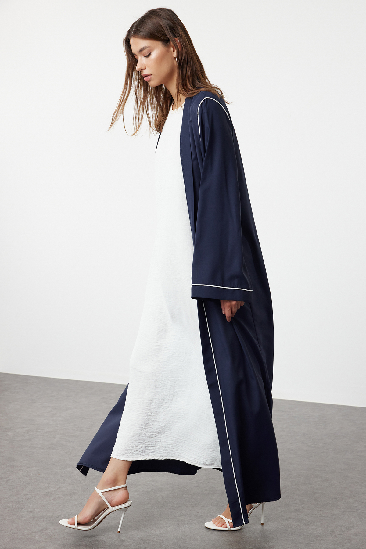 Trendyol Modest Marineblaue Gewebte Kappe Ferace & Abaya Mit Paspeldetail für Damen - 40