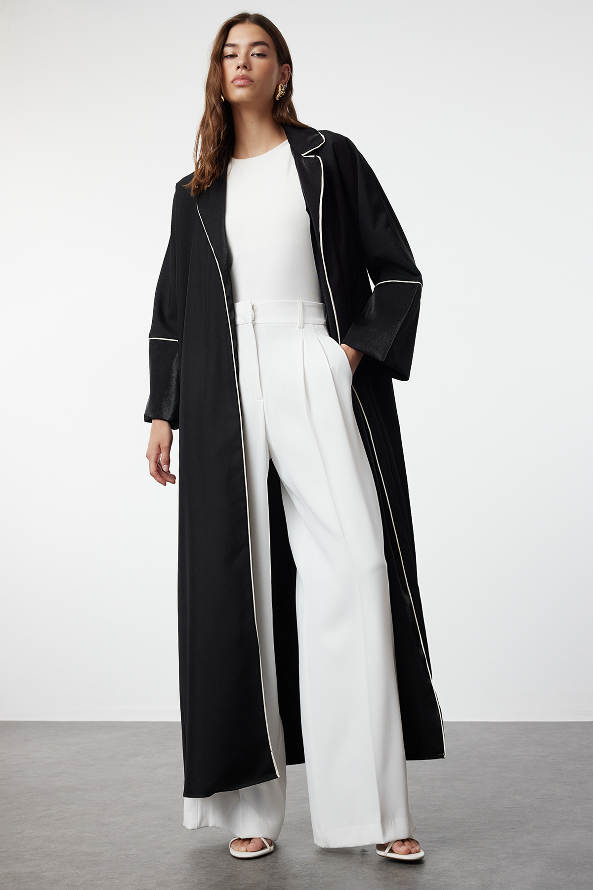 Trendyol Modest Schwarze Gewebte Kappe Ferace & Abaya Mit Paspeldetail für Damen - 36-38