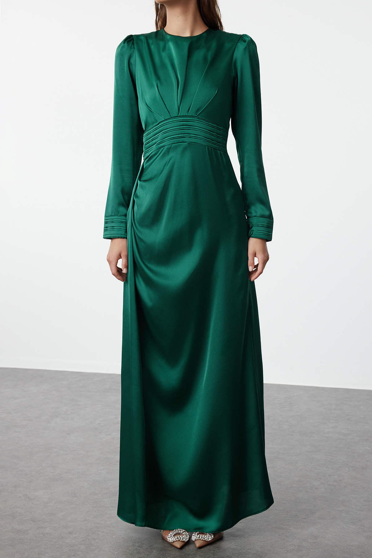 Trendyol Modest Smaragdgrünes Abendkleid Aus Gewebtem Satin – Abendkleid Mit Gürteldetails für Damen - 36