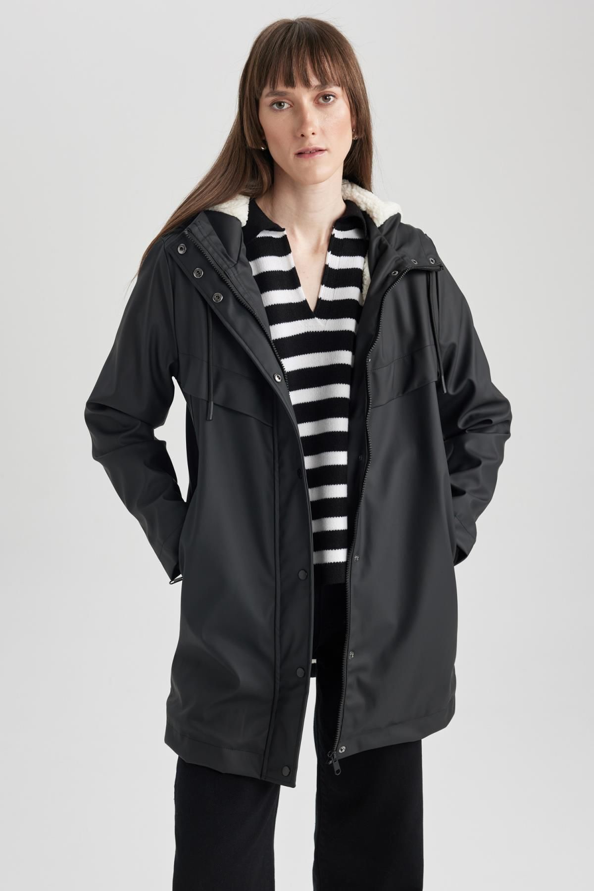 DeFacto Wasserdichter, Mit Kunstfell Gefütterter Regenmantel Mit Kapuze Und Regulärer Passform für Damen - S