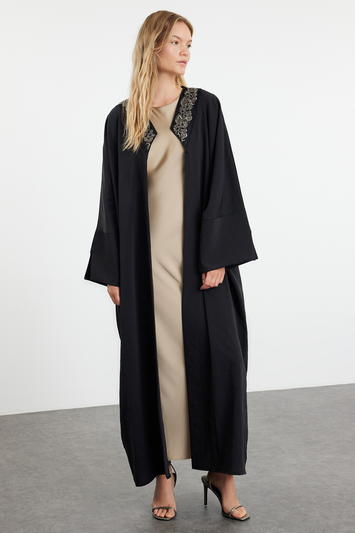 Trendyol Modest Gewebte Schwarze Kappe Ferace & Abaya Mit Stickerei-accessoire-detail für Damen - 36