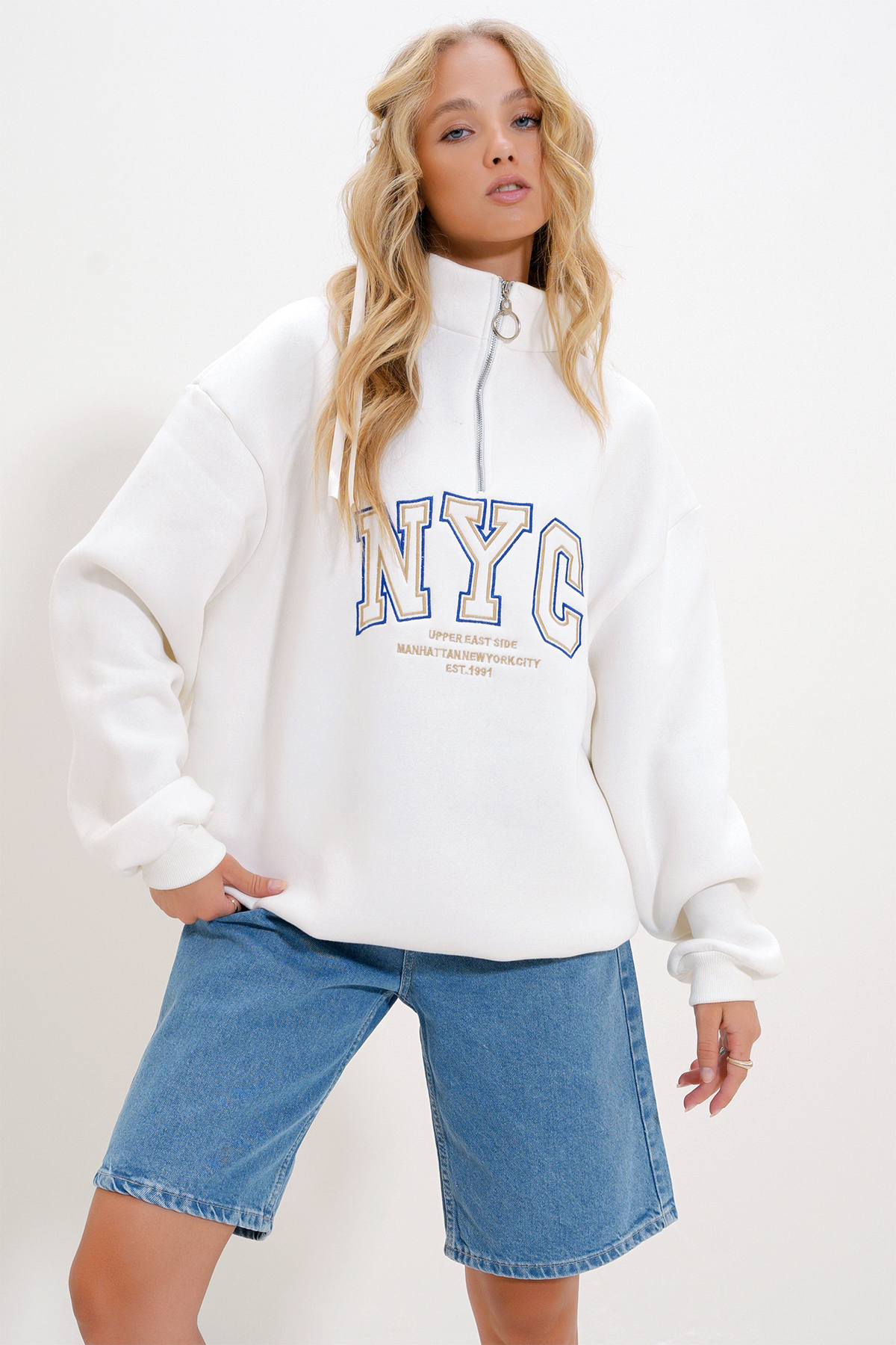 Trend Alaçatı Stili Weißes Besticktes Unisex-übergrößen-sweatshirt Mit Stehkragen 3-fädig für Damen - M