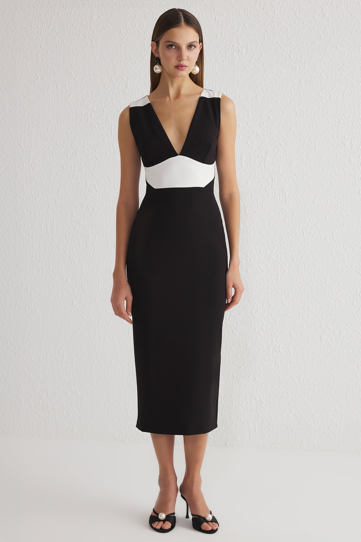 Trendyol Collection Schwarz-weißes, Gewebtes, Langes, Stilvolles Abendkleid Für Hochzeit/hochzeit Mit V-ausschnitt für Damen - 34