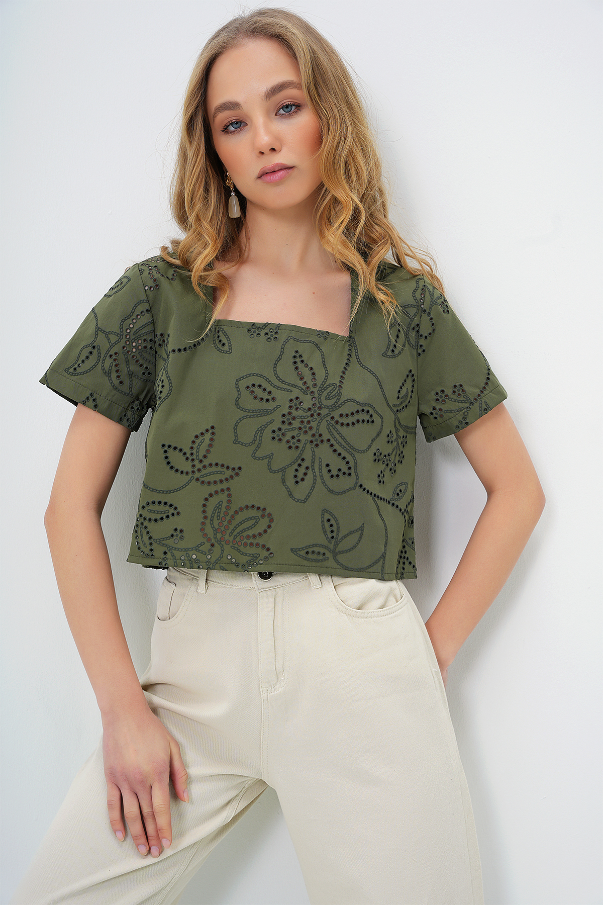 Trend Alaçatı Stili Khakifarbene Guipure-bluse Mit Quadratischem Ausschnitt – Premium Dokumacrop-bluse – für Damen - 36