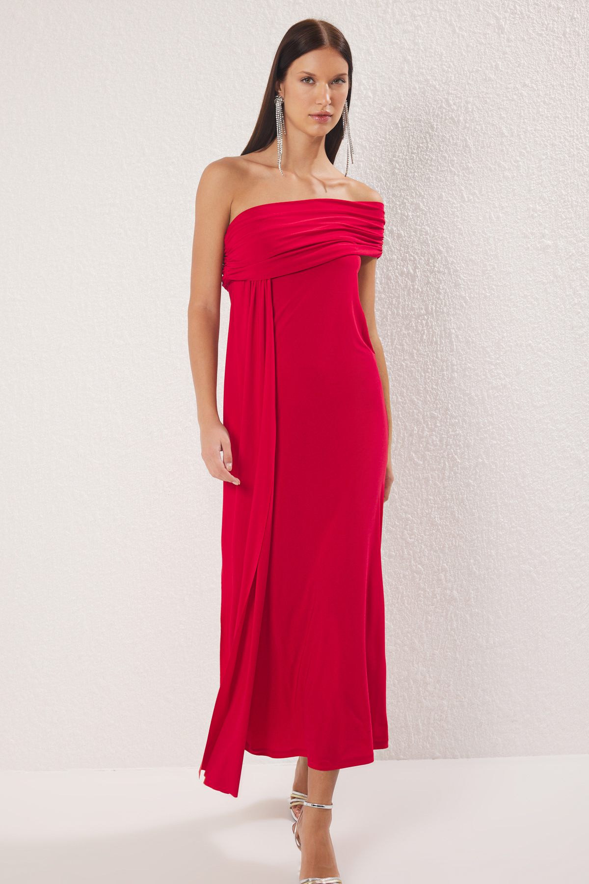 Trendyol Collection Rotes Abendkleid Mit Asymmetrischem Ausschnitt Unter Der Taille, Langes Abendkleid, Abschlusskleid für Damen - 42