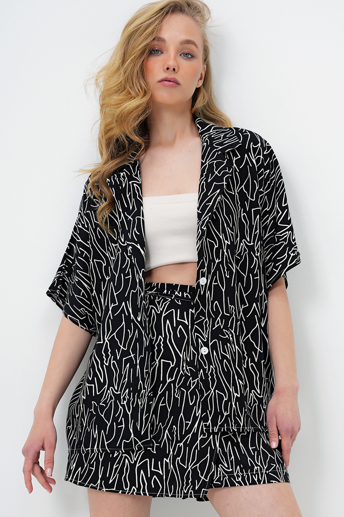 Trend Alaçatı Stili Schwarzes Hemd Mit Jackenkragen, Übergroßem Popeline-hemd Und Shorts Mit Bindeband Und Rock, Anzug für Damen - 36