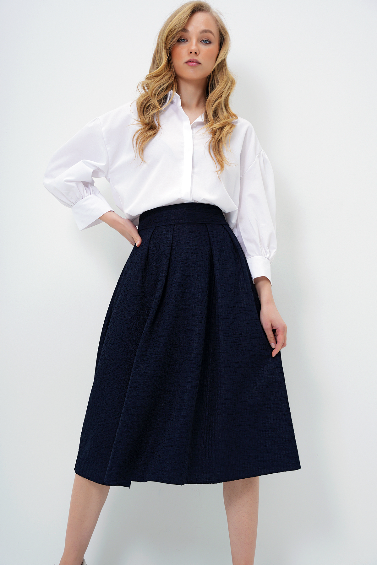 Trend Alaçatı Stili Marineblauer Rock Mit Hoher Taille, Breitem Gürtel Und Verstecktem Reißverschluss, Midi-länge, Strukturierter Rock Alc-x13473 für Damen - 38