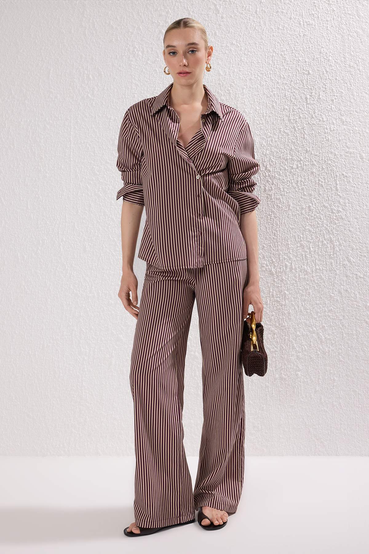 Trendyol Collection Burgunderfarbenes, Gestreiftes, Gewebtes Hemd Mit Knopfverschluss Und Hose, Oberteil Und Hose, Anzug für Damen - 42