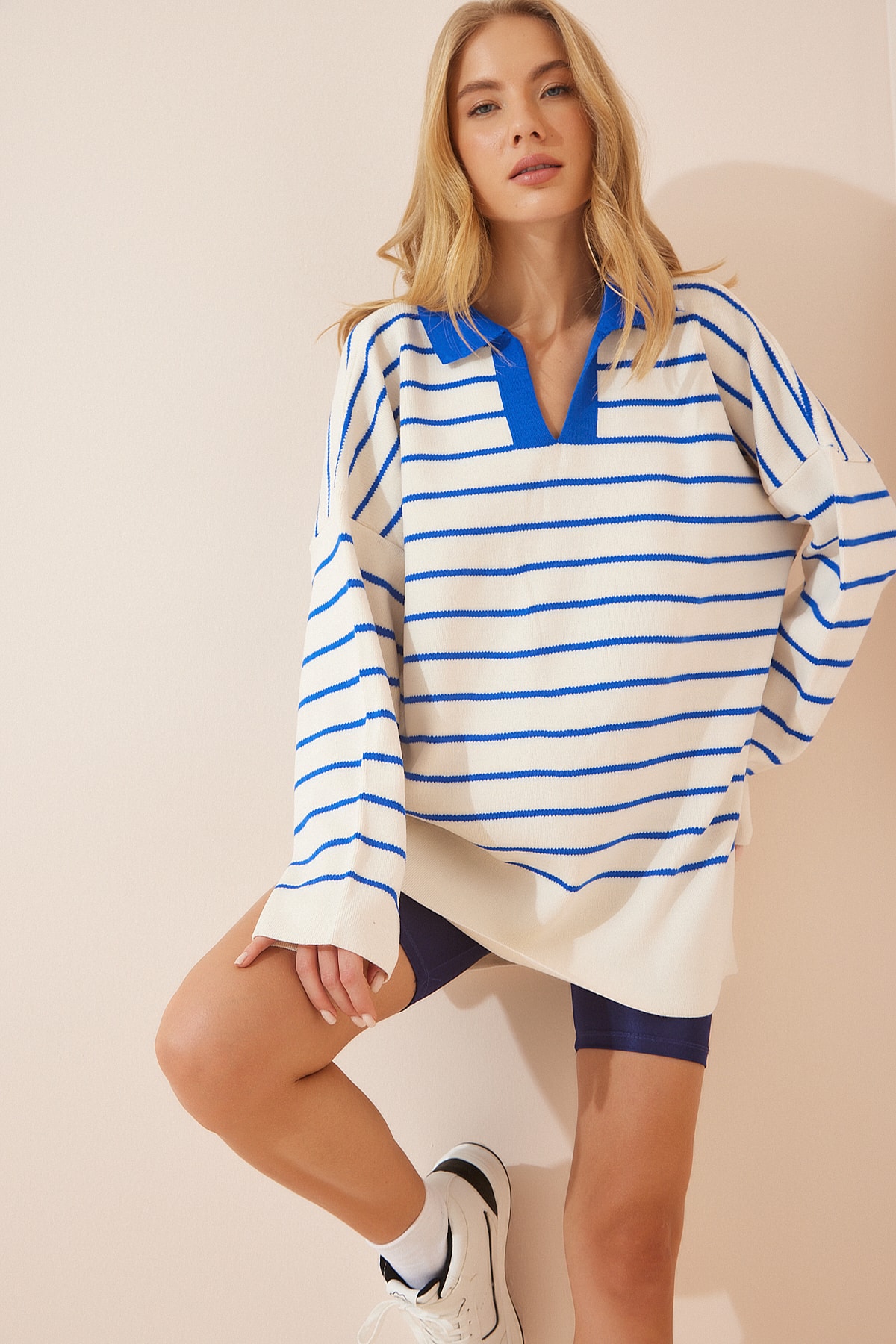 Happiness İstanbul Weiß-blauer Gestreifter Übergrößen-strickpullover Mit Polokragen für Damen - Standard