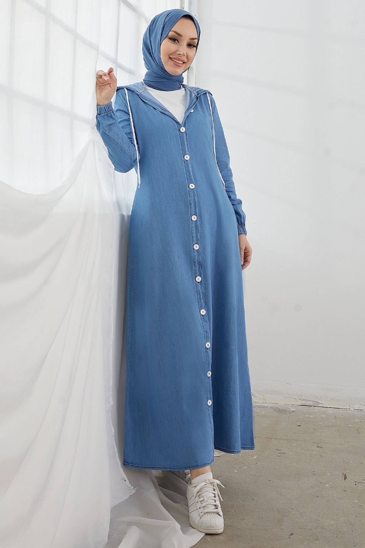 InStyle Meridya Denim Abaya Mit Kapuze Und Knöpfen – Hellblau für Damen - 42