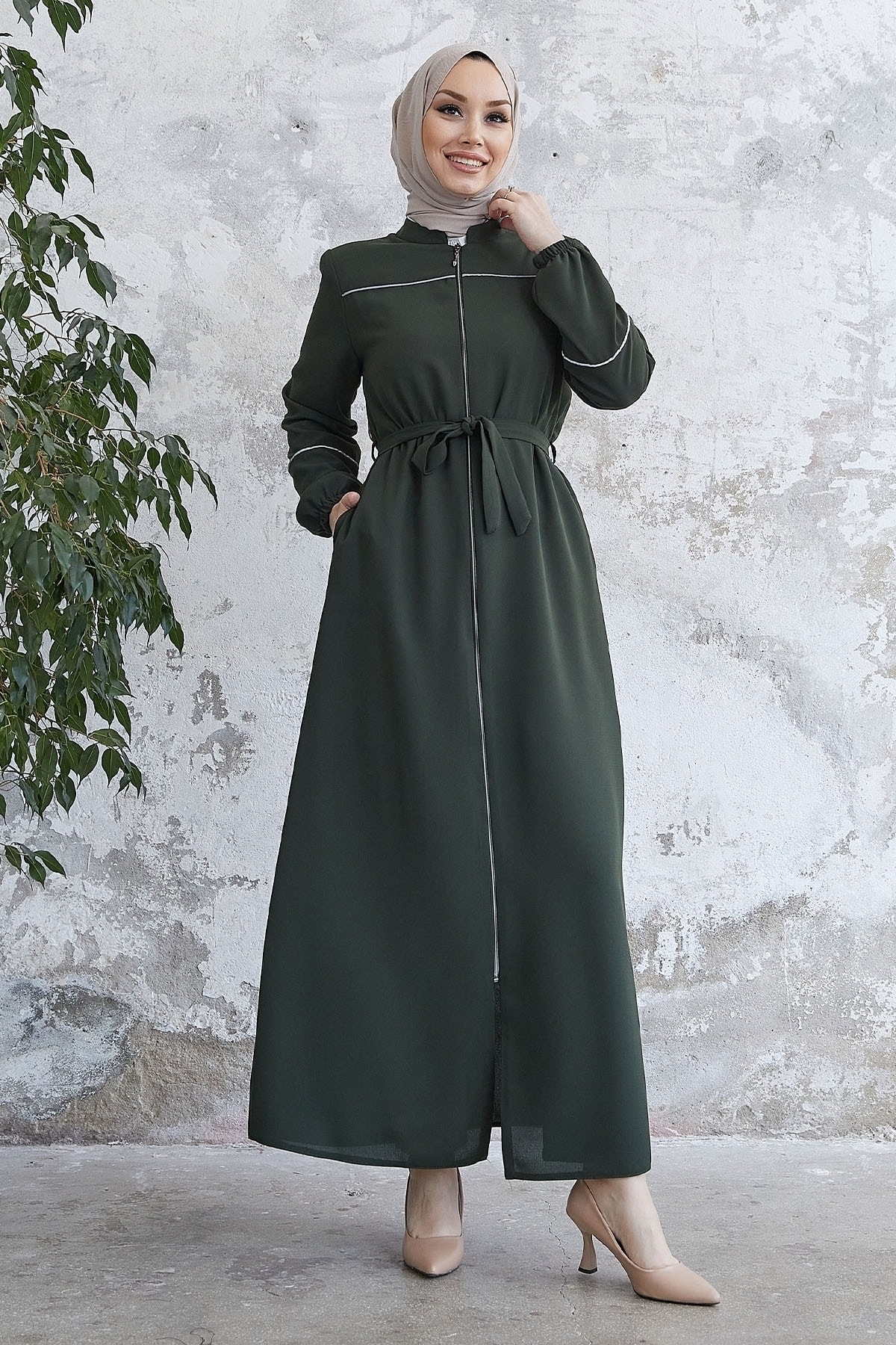 InStyle Milena Biye Detail Gürtel Abaya – Khaki für Damen - 48
