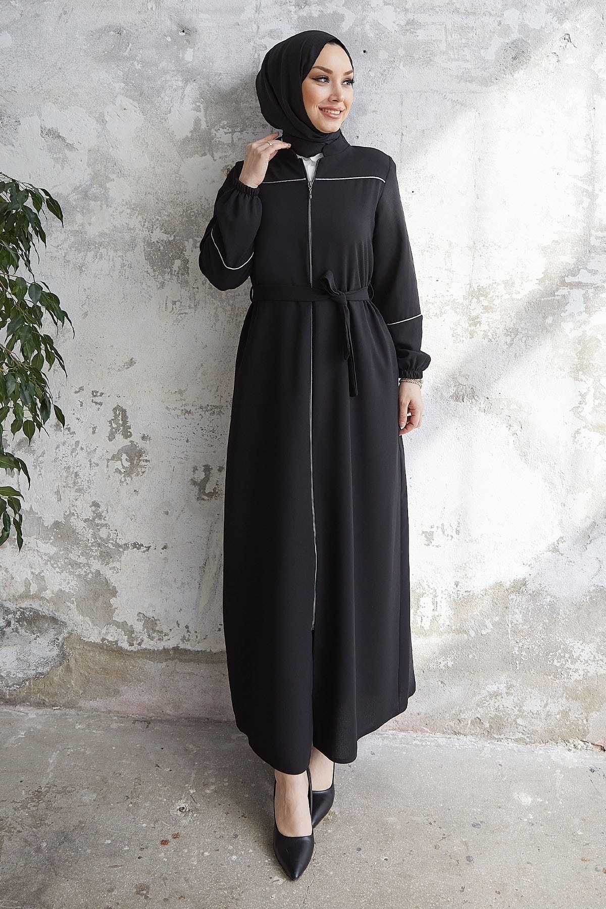 InStyle Milena Biye Detaillierte Abaya Mit Gürtel – Schwarz für Damen - 42