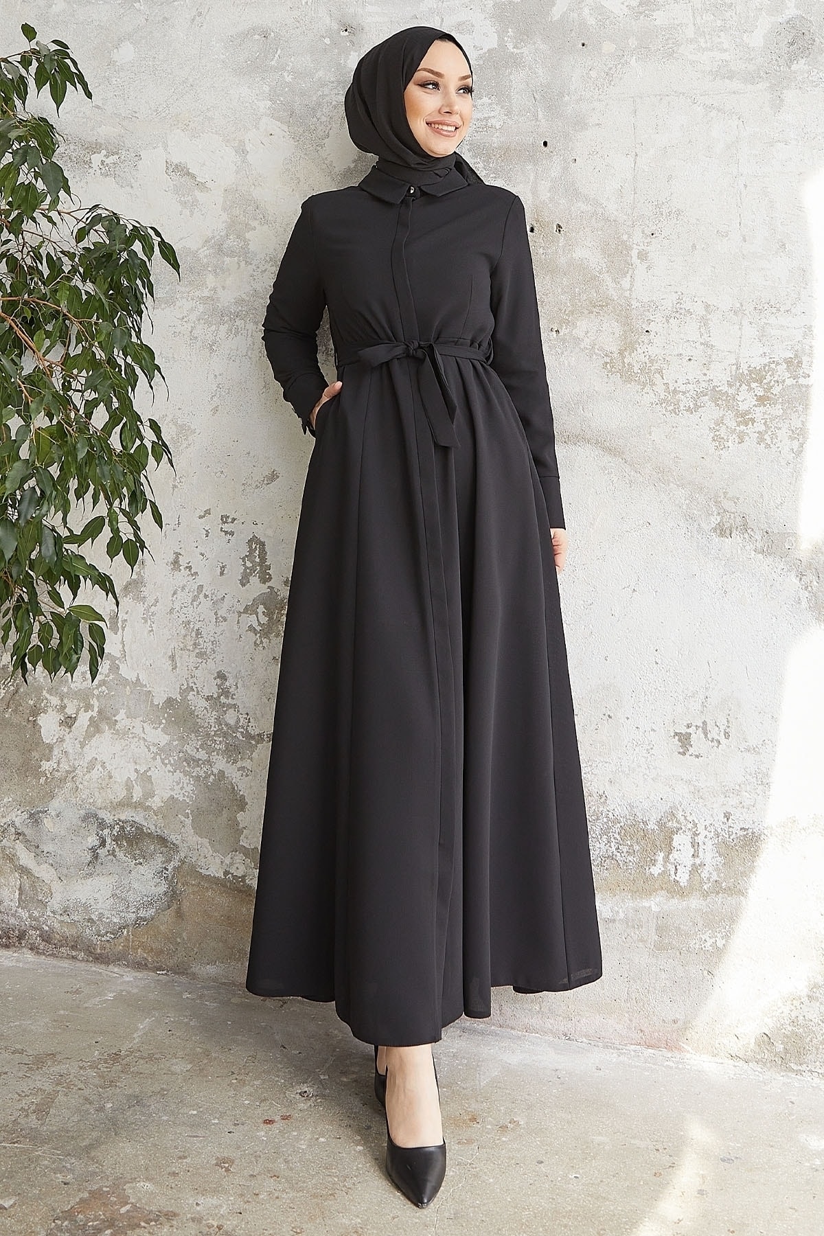 InStyle Emery Abaya Mit Hemdkragen Und Gürtel – Schwarz für Damen - 42