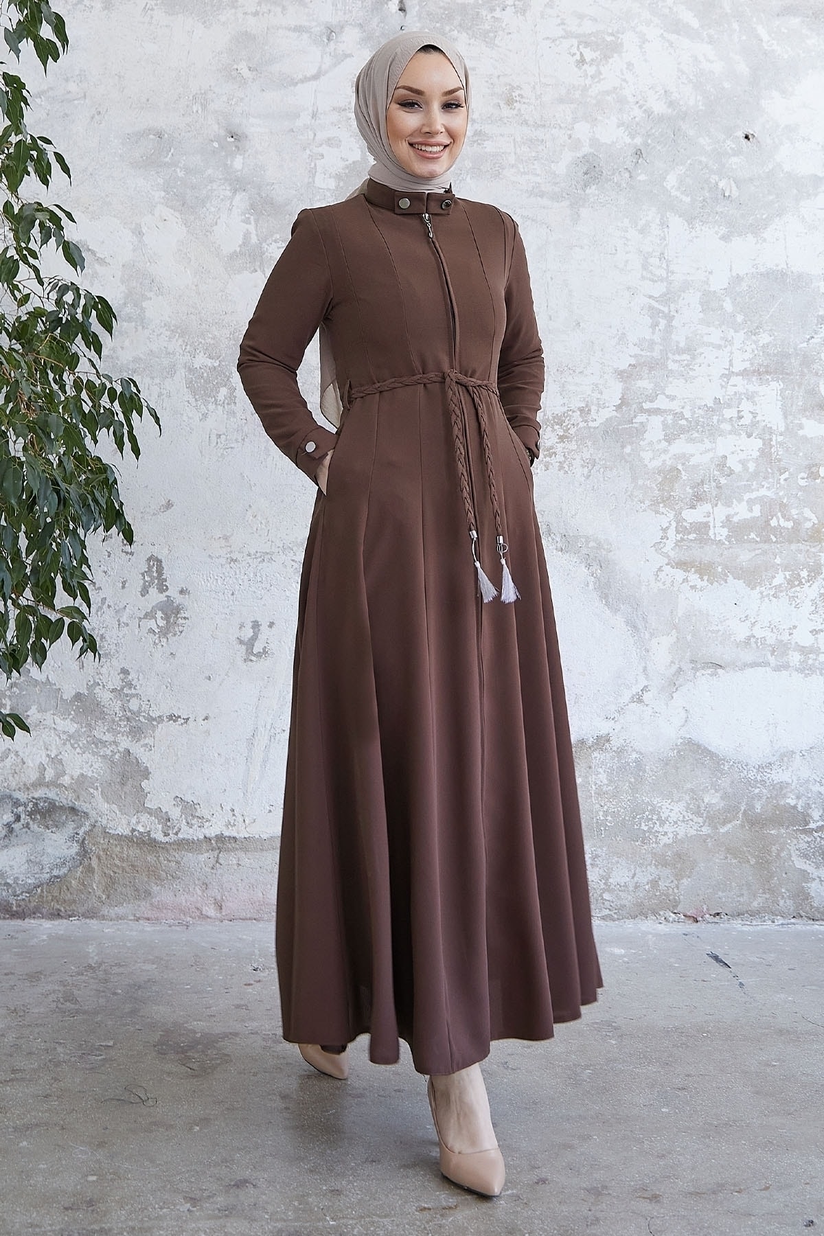 InStyle Sivya Gestrickte Abaya Mit Kragen, Knopf Und Gürtel Braun für Damen - 48