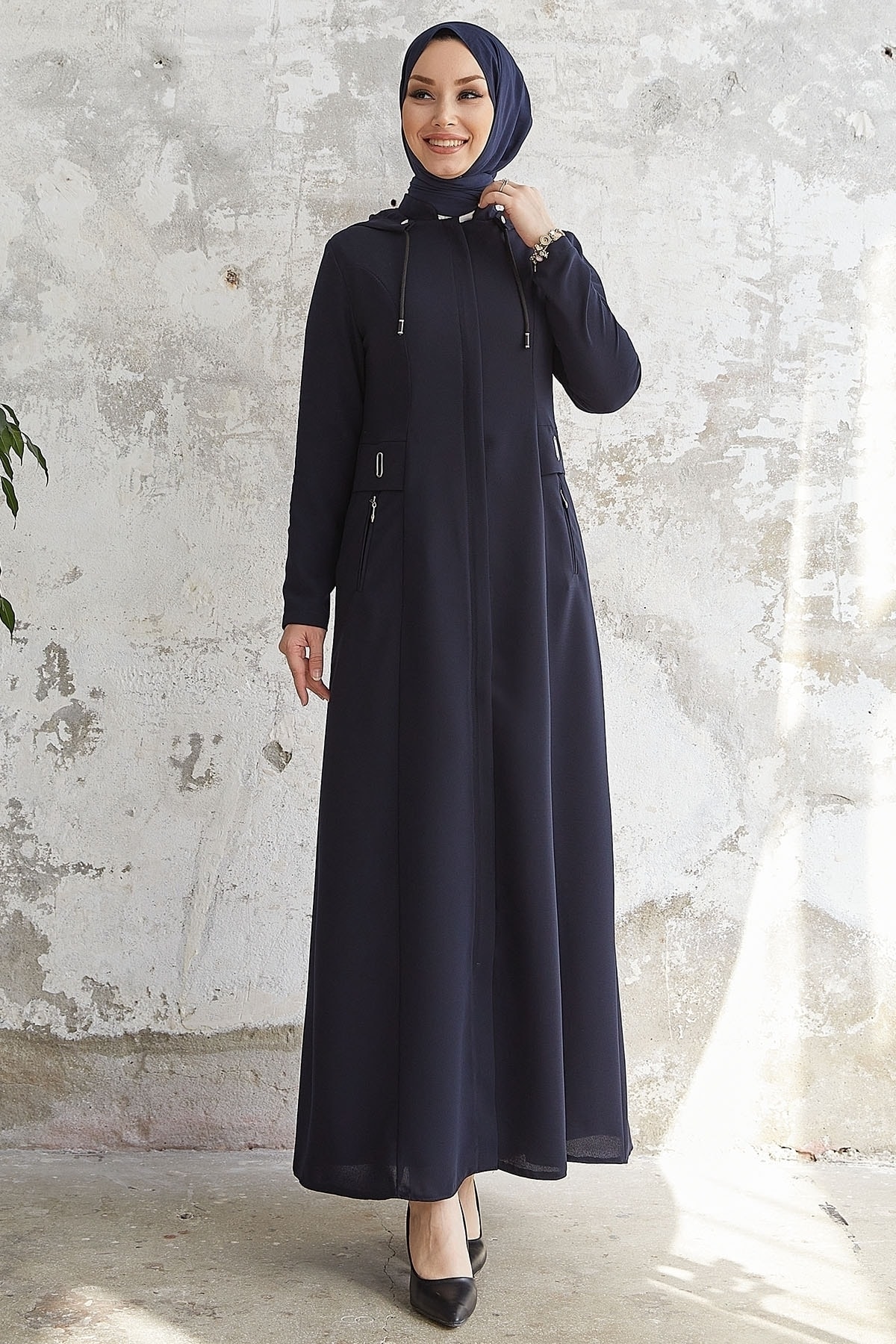 InStyle Elena Taillen-detaillierte Kapuzen-abaya – Marineblau für Damen - 40